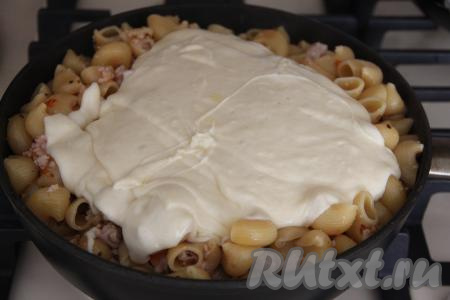 Горячий сливочно-сырный соус выложить в сковороду к макаронам, приготовленным с фаршем, перемешать.