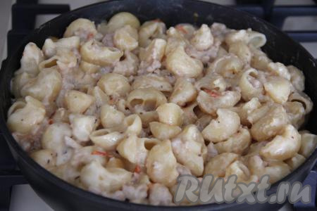 Макароны должны полностью покрыться соусом.&nbsp;