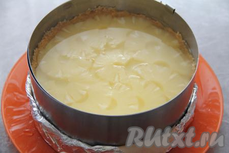 Аккуратно влить желатиновую заливку на кусочки консервированных ананасов. Поставить чизкейк на ночь в холодильник.&nbsp;