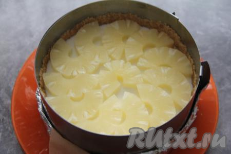 Выложить кусочки ананаса на полностью застывшую творожную основу.