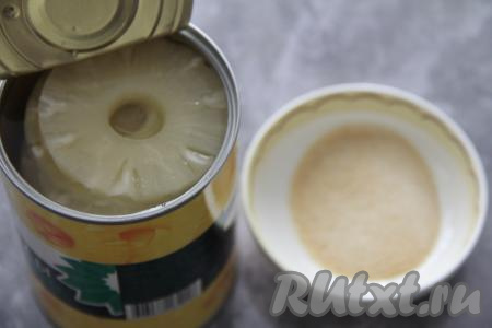 Для приготовления заливки соединить желатин и 60 миллилитров ананасового сока, перемешать и оставить минут на 15, чтобы желатин набух. Кольца (или кусочки) ананаса переложить на доску и, по желанию, нарезать на части (я кольца ананаса нарезала на полукружочки).