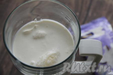 В чашу блендера выложить творог, сахар и молоко (или сливки).