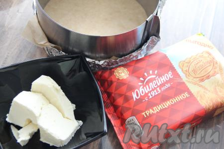 Подготовить форму диаметром 18 сантиметров. Я взяла разъёмное кулинарное кольцо диаметром 18 сантиметров без дна. Дно сформировала из двух слоёв: фольги и пергамента (выложила сначала фольгу, на неё положила пергамент и сверху поставила кольцо, после этого прижала фольгу и пергамент с внешней стороны кольца). Сливочное масло растопить.