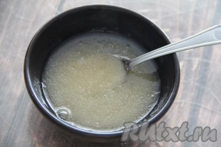 Для приготовления творожной начинки нужно в небольшую ёмкость выложить 20 грамм желатина, залить 50 миллилитрами холодной воды, хорошо перемешать и оставить желатин набухать минут на 15.