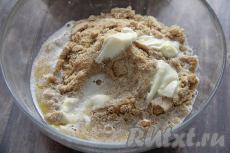 Соединить получившуюся крошку из печенья и растопленное сливочное масло.