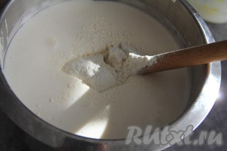 Пока яйца взбиваются, в отдельной миске соединить творог, молоко и растопленное не горячее сливочное масло, пробить творожную массу погружным блендером до однородности. Добавить творожную массу в яйца, взбитые с сахаром, перемешать миксером до однородности. Затем всыпать разрыхлитель, частями начать добавлять просеянную муку, каждый раз хорошо вмешивая её лопаткой.