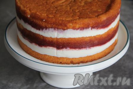 Снова выложить творожный мусс и вишнёвую начинку. Накрыть последним коржом. Убрать творожный торт с вишней в холодильник на ночь. Затем снять бортики формы и убрать плёнку. Посмотрите, получается очень ровный край. Торт "Снежная вишня" можно в таком виде подать к столу.