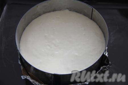 Добавляя муку, учитывайте, что тесто для творожного бисквита должно получиться в меру густым, напоминающим сметану средней жирности. Вылить тесто в форму для выпечки диаметром 18 сантиметров. У меня разъёмное кольцо для выпечки, я низ кольца застелила двумя слоями пищевой фольги. Выпекать творожный бисквит в разогретой до 180 градусов духовке минут 45. Готовность бисквита можно проверить, проколов его сверху сухой зубочисткой (если бисквит уже готов, значит зубочистка останется сухой, на ней будут отсутствовать следы теста).