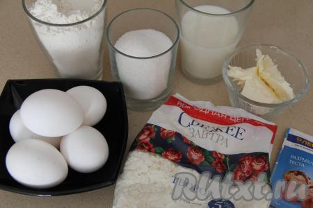 Сразу приступаем к приготовлению творожного бисквита. Творог подойдёт любой жирности.