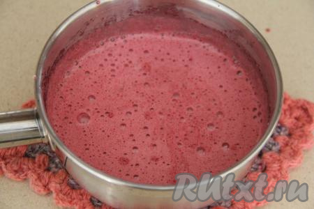 Пробить вишнёвую массу погружным блендером до однородного состояния, затем полностью остудить, накрыв её пищевой плёнкой так, чтобы плёнка лежала на поверхности начинки (плёнка будет плотно прилегать к ягодам, а значит на поверхности вишнёвой начинки не будет образовываться корочка при остывании). После полного остывания вишнёвая начинка будет готова.