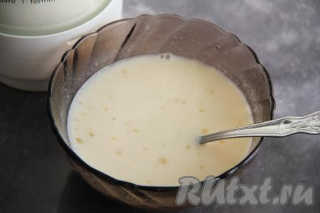 Для приготовления творожного мусса нужно 16 грамм желатина насыпать в небольшую ёмкость, влить 100 миллилитров холодного молока, перемешать и оставить набухать минут на 15.