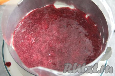 Поверх творожной начинки выложить половину вишнёвой начинки.