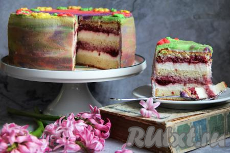 Посмотрите, какой шикарный разрез у вкусного, нежного творожного торта с вишней.