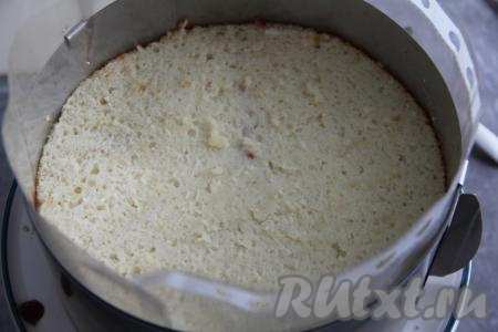 Выложить сверху второй корж, слегка прижать.