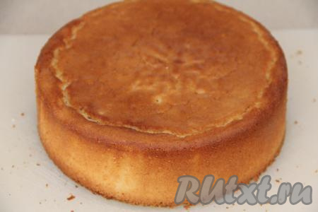 Готовый творожный бисквит достать из духовки, немного остудить его в форме, а затем вынуть из формы и полностью остудить, переложив на решётку.