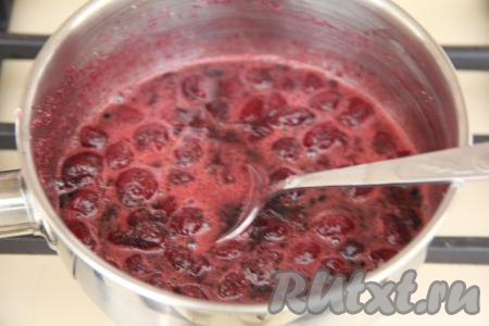 Довести вишнёвую массу, помешивая, до кипения на среднем огне, а затем варить 2 минуты на минимальном огне, помешивая. Снять ягодную массу с огня, добавить набухший желатин, перемешать.