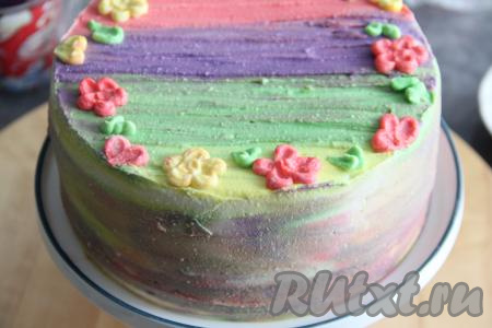 Затем выравняла крем лопаткой.