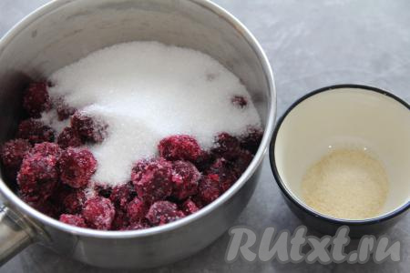 Для начала приготовим вишнёвую начинку. Для этого нужно в небольшую ёмкость всыпать 6 грамм желатина, залить 30 миллилитрами холодной воды, перемешать и оставить на 10 минут для набухания. Я готовила торт с замороженной вишней без косточек и предварительно её не размораживала. Можно взять свежую вишню, промыть её водой и отделить от косточек. В кастрюле соединить вишню и сахар, поставить на огонь.