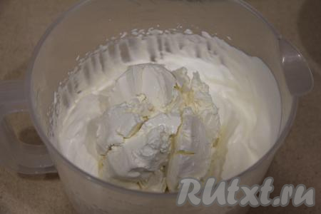 Для приготовления крема в ёмкости, удобной для взбивания, хорошо охлаждённые сливки взбить миксером с 200 граммами сахарной пудры до мягких пиков. Затем добавить творожный сыр и взбить крем до однородности.