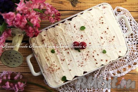 Готовый десерт, по желанию, можно посыпать какао или сублимированной клубникой. Нарезать нежный, вкусный, хорошо пропитанный клубничный тирамису на кусочки и подать к столу.