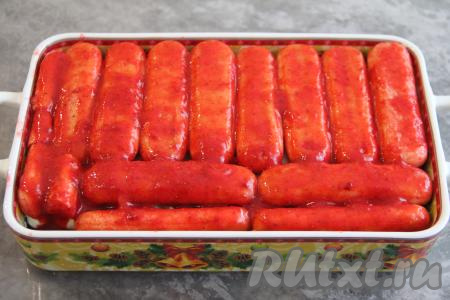 Выложить второй слой печенья, предварительно обмакнув его в клубничное пюре. Сверху выложить оставшееся пюре.