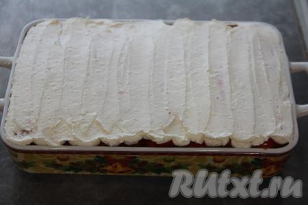 Выложить крем поверх клубничного слоя. Разровнять крем и убрать тирамису в холодильник, минимум на 5 часов.