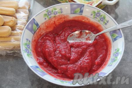 Клубнику соединить с 2 столовыми ложками сахарной пудры и пробить погружным блендером.