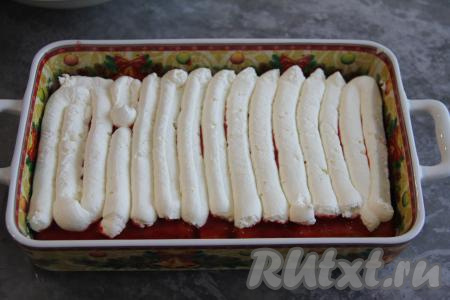 Крем переложить в кулинарный мешок и отсадить часть крема поверх клубничного слоя.