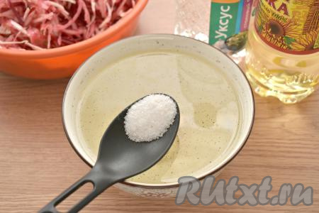 В отдельную миску насыпаем сахар, чёрный молотый перец, соль, вливаем уксус, растительное масло и 250 миллилитров кипятка, хорошо перемешиваем и маринад готов. Кстати, с помощью такого маринада можно мариновать любые овощи, учитывая, что если овощей взять, например, в 2 раза больше, то и ингредиентов для приготовления маринада потребуется в 2 раза больше.