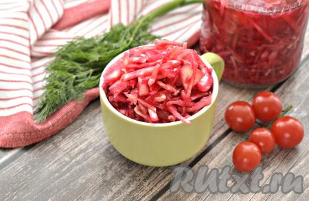 По прошествии 5-6 часов капуста, чеснок и лук станут бордового цвета, это значит, что овощи достаточно промариновались, их можно подавать к столу. Маринованные капуста, свекла, лук и чеснок получаются ароматными, вкусными, красивыми и хрустящими. Подать это блюдо можно в качестве дополнения к гарнирам, мясу или птице. Готовится такая закуска достаточно быстро и просто, поэтому я делаю её в небольшом количестве, храню в холодильнике, за 2-3 дня овощи полностью съедаются.