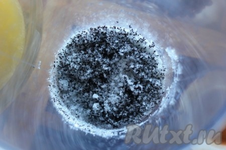 Мак соединить с сахаром и растереть в блендере.