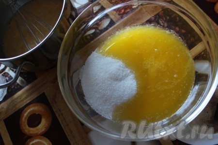 Маргарин растопить и соединить с сахаром, перемешать.