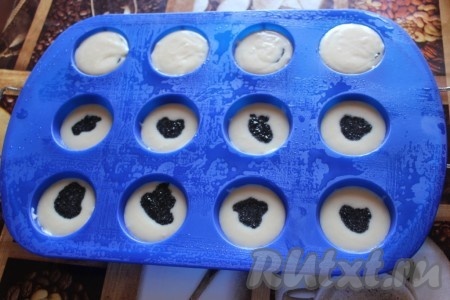 В формочки для кексиков (смазанные металлические или силиконовые) положить тесто на 2/3 высоты формочки, затем 1/2 чайной ложки маковой начинки и сверху ещё немного теста.