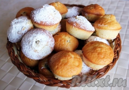 Выпекать кексы с маком в разогретой духовке при 180 градусах около 20 минут.