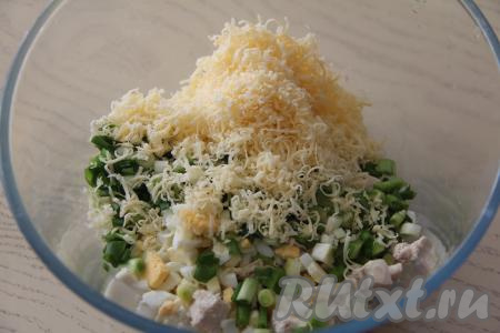 Зелёный лук промыть водой и мелко нарезать. В миску с курицей и яйцами выложить зелёный лук и сыр, натёртый на мелкой тёрке, перемешать.