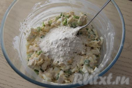 Всыпать муку. Перемешать массу ложкой, она получится вязкой, не жидкой.