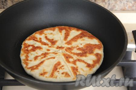 Выпекать лепёшку на среднем огне с двух сторон до золотистого цвета. Таким образом пожарить на сковороде одну за другой все лепёшки.