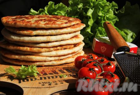 Аппетитные, вкусные лепёшки с начинкой из курицы и сыра подать к столу в тёплом виде.