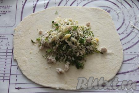 Тесто и начинку разделить на 8 частей. Присыпать рабочую поверхность мукой. Раскатать каждую часть теста в тонкую лепёшку. На середину выложить часть начинки.