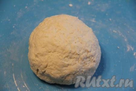 Замесить руками нежное, мягкое, не липнущее к ладоням тесто. Поместить тесто в пакет и оставить на столе отдохнуть минут на 30. 
