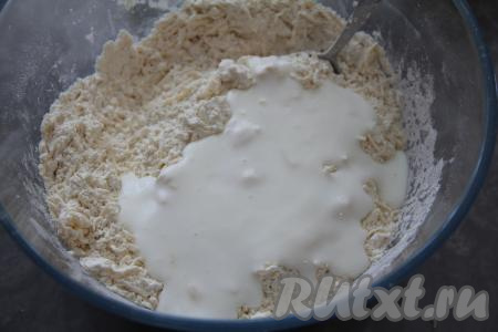 Влить кефир.