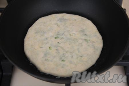 В сковороду влить немного растительного масла и хорошо разогреть. Выложить лепёшку с курицей и сыром на разогретую сковороду.