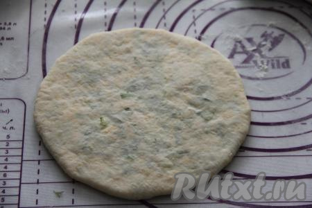 Перевернуть "мешочек" узелком вниз и аккуратно раскатать скалкой в круглую лепёшку.