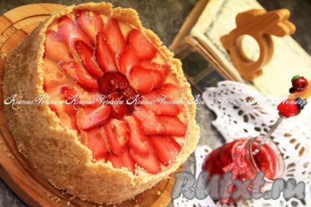 Затем снять бортики формы и подать нежный, вкусный, красивый десерт к столу.