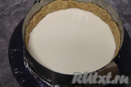 Влить творожную массу в форму поверх основы из печенья и сливочного масла, поставить в холодильник на 5-6 часов (до полного застывания).