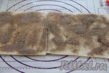 Присыпать тесто смесью сахара и корицы.