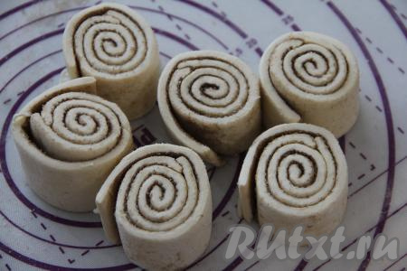 Нарезать рулет на кусочки. У меня получилось 6 булочек. Я разрезала тесто ниткой, так оно меньше приминается при разрезании.