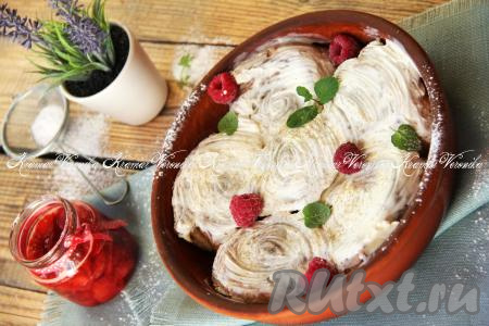 Для приготовления творожного крема соединить творожный сыр и сахарную пудру, тщательно перемешать. Горячие синнабоны с корицей смазать творожным кремом. Вот такие красавчики получились!