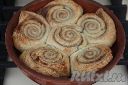 Выложить булочки в форму для выпечки и дать отдохнуть минут 25. Затем выпекать синнабоны с корицей в разогретой духовке при температуре 200 градусов минут 25 (до подрумянивание слоёного теста).