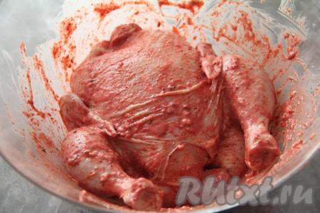 Тщательно смазать курицу со всех сторон майонезом, аджикой, чесноком, солью и специями. Оставить курочку мариноваться на пару часов в прохладном месте.